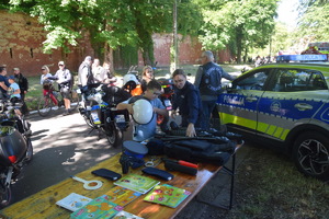 policjanci podczas pikniku