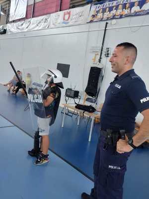 policjanci na spotkaniu z uczestnikami półkolonii