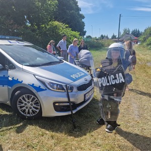 policjanci na pikniku w Kazuniu- Bielanach