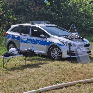 policjanci na pikniku w Kazuniu- Bielanach