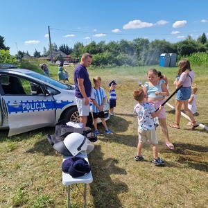 policjanci na pikniku w Kazuniu- Bielanach