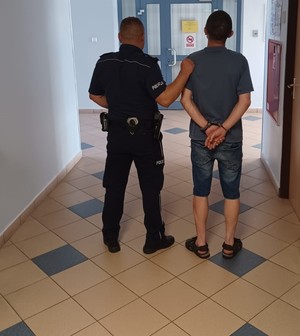 policjant z zatrzymanym