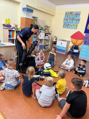 policjantka na spotkaniu w szkole