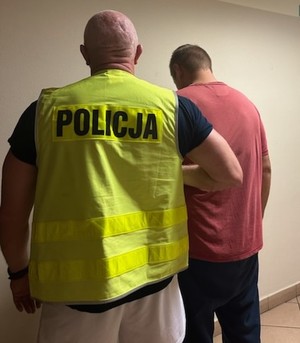 policjant z zatrzymanym