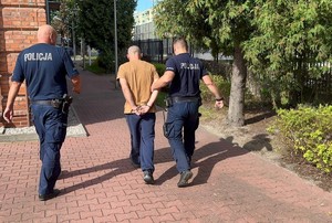 policjanci z zatrzymanym mężczyzną