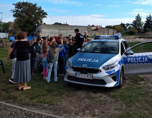 policjanci na spotkaniu w szkole