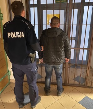 policjant z zatrzymanym