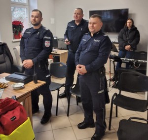 policjanci na spotkaniu z seniorami