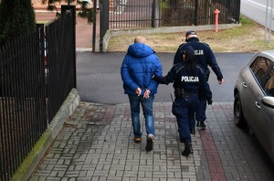 policjanci z zatrzymanym mężczyzną