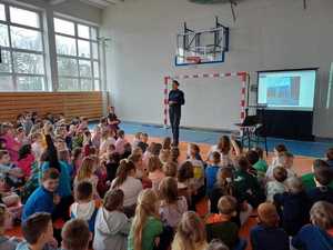 policjantka na spotkaniu w szkole