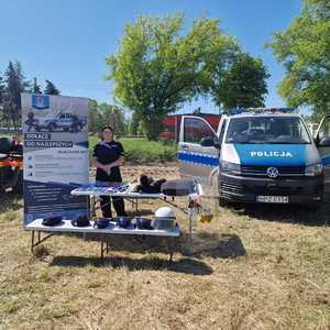 policjanci na pikniku majówkowym