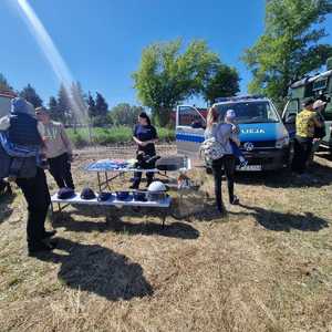 policjanci na pikniku majówkowym
