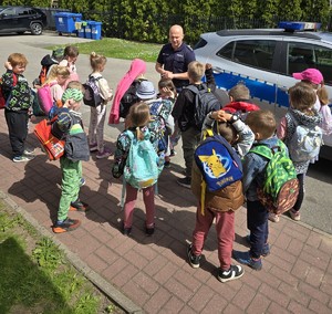 dzieci z wizytą u policjantów
