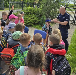 dzieci z wizytą u policjantów