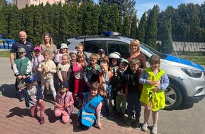 dzieci z wizytą u policjantów