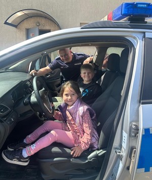 dzieci z wizytą u policjantów