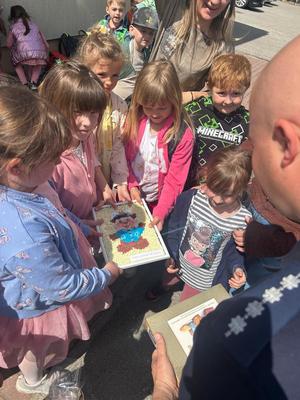 dzieci z wizytą u policjantów