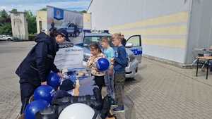 policjanci na spotkaniu w szkole