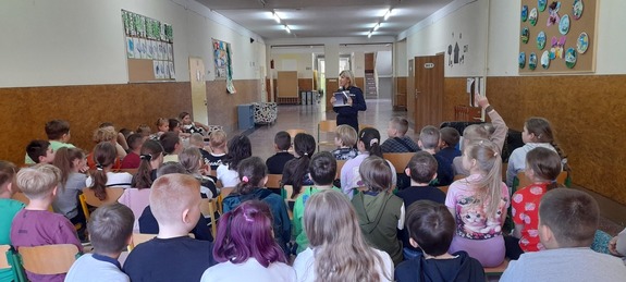 spotkanie policjantki z uczniami