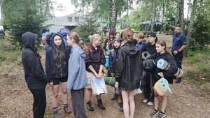 policjanci pomagają w ewakuacji obozu harcerskiego