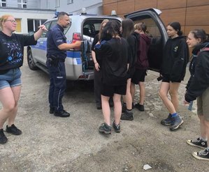 policjanci pomagają w ewakuacji obozu harcerskiego