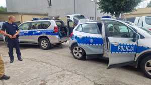 policjanci pomagają harcerzom