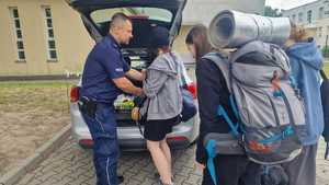 policjanci pomagają harcerzom