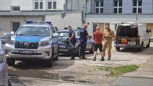 policjanci pomagają harcerzom