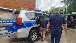 policjanci pomagają harcerzom