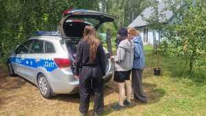 policjanci pomagają harcerzom