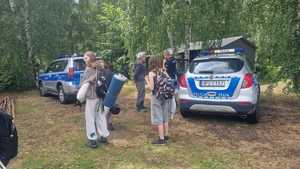 policjanci pomagają harcerzom