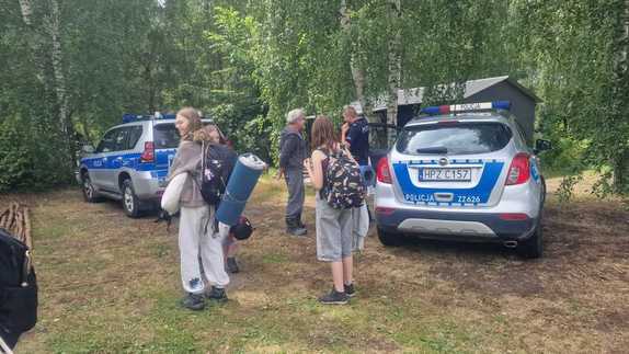 policjanci pomagają harcerzom