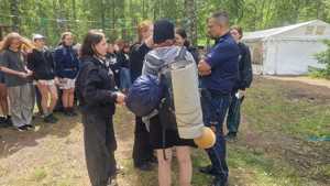 policjanci pomagają harcerzom