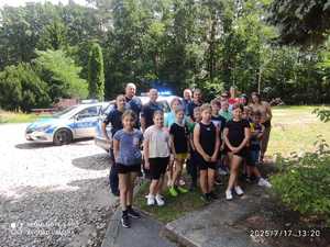 policjanci na spotkaniu z harcerzami