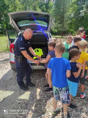 policjanci na spotkaniu z harcerzami