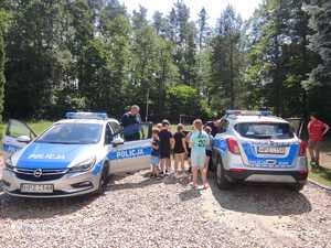 policjanci na spotkaniu z harcerzami