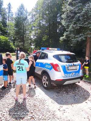 policjanci na spotkaniu z harcerzami