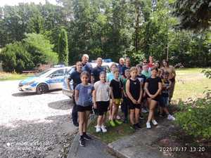 policjanci na spotkaniu z harcerzami