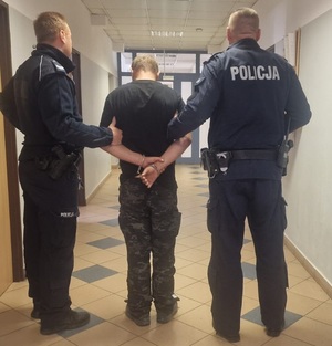 policjanci z zatrzymanym mężczyzną