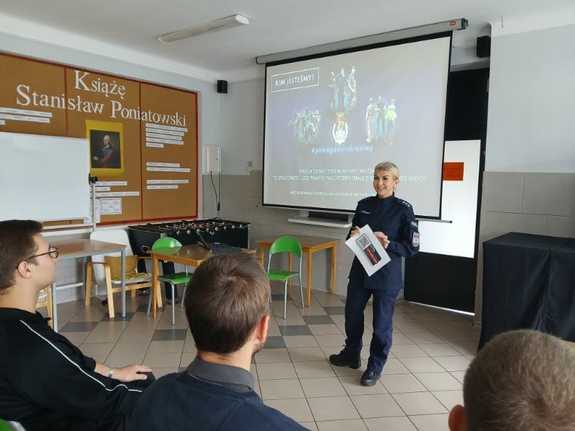 policjantka na spotkaniu z uczniami