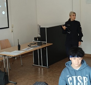policjanci na spotkaniu z uczniami
