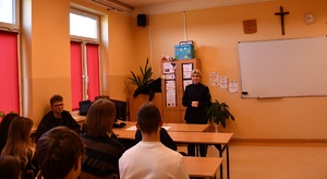 policjantka na spotkaniu w szkole