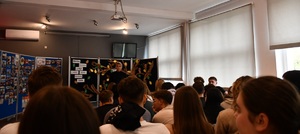 policjantka na spotkaniu w szkole