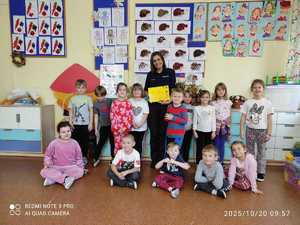 policjantka na spotkaniu w szkole