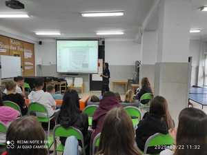 policjantka na spotkaniu w szkole