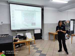 policjantka na spotkaniu w szkole