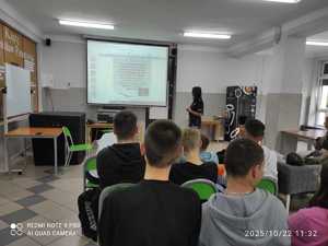 policjantka na spotkaniu w szkole