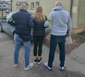 policjanci z zatrzymaną