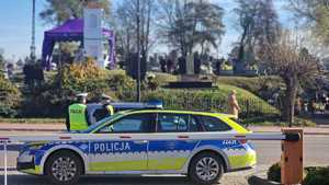 policjanci podczas akcji "ZNICZ 2025" w powiecie nowodworskim
