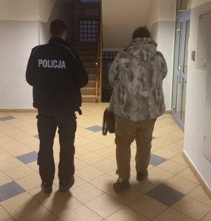 policjant z zatrzymanym mężczyzną